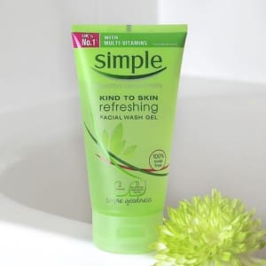 Sữa rửa mặt làm sạch da Simple Kind To Skin Refreshing Facial Wash Gel